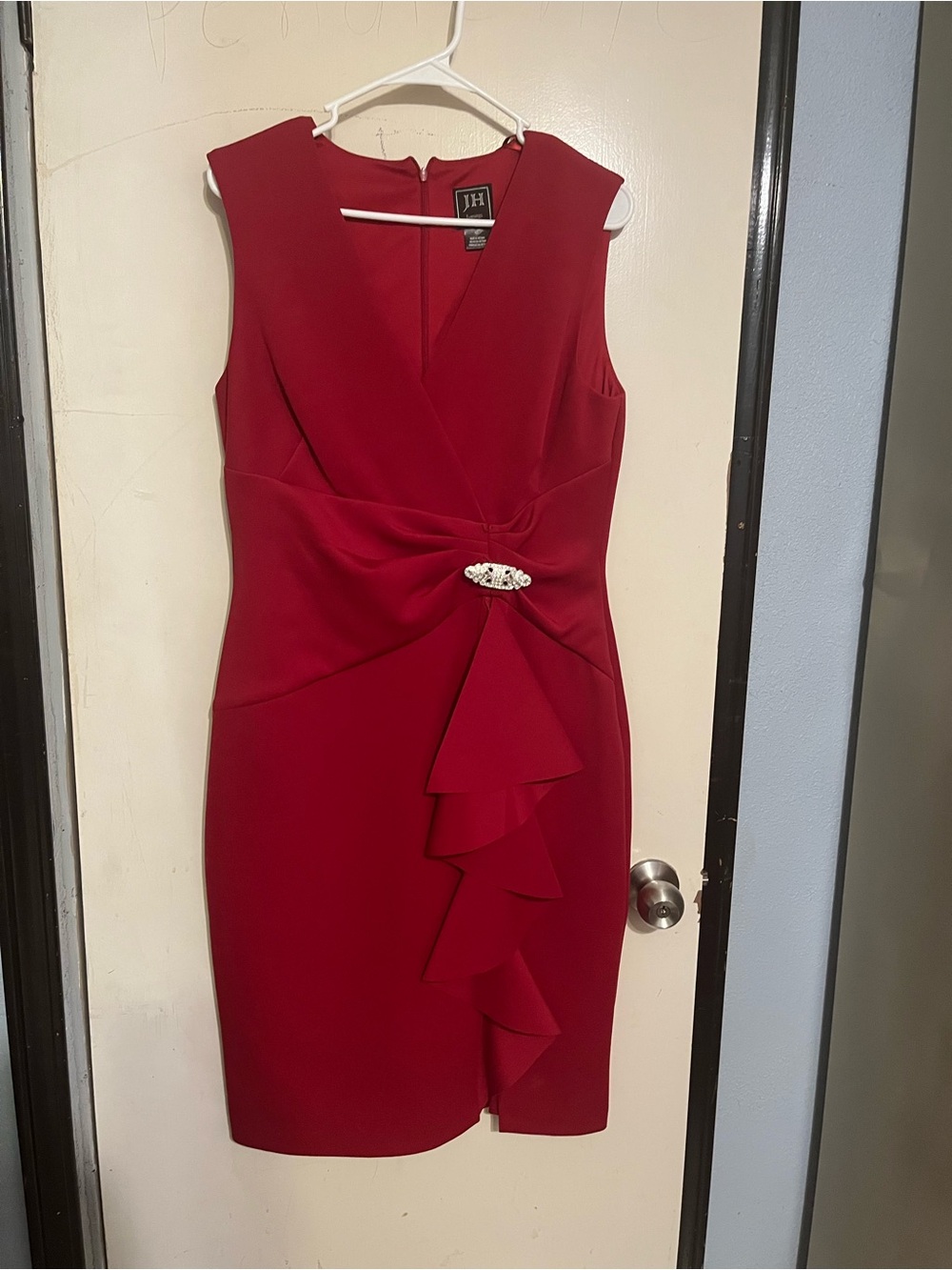JH Red Sleeveless Midi Sheath Dress with Decorative Brooch